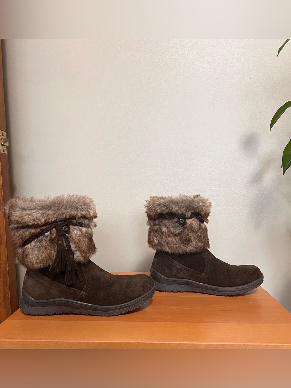 Minnetonka Everett  brown boots size 6M